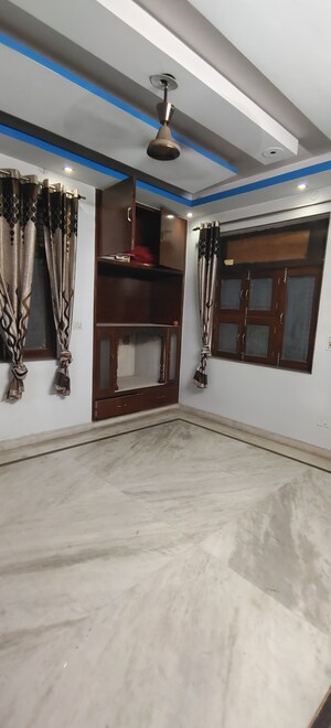 Room in 3 BHK Builder Floor at Dwarka Mor – for Rent