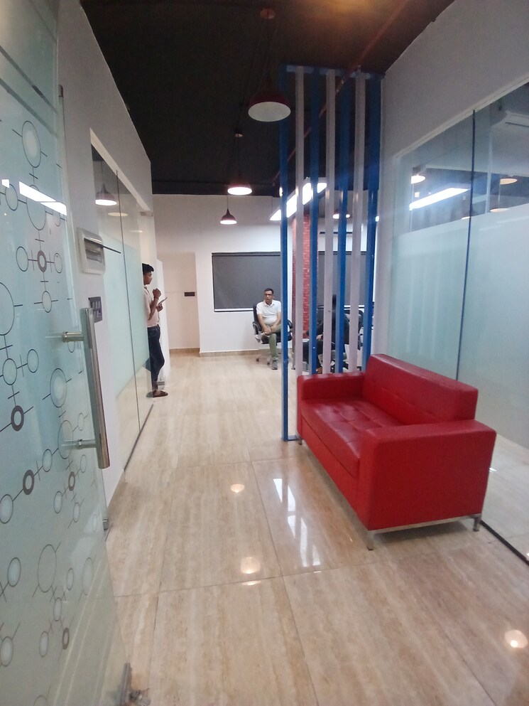 Team Area, shri-radhe-shyam-vatika Commercial Office Space in IT/SEZ 2000 Sq.Ft. In Sector 63 Noida 9397782
