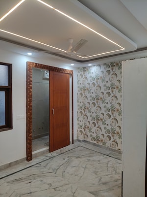Room in 3 BHK Builder Floor at Govindpuri – for Rent