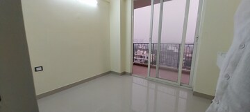 Room in 3 BHK Apartment at Signature Global Golf Greens, Sector 79 – for Rent