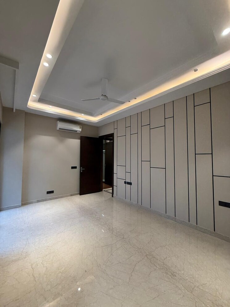 Room, east of kailash 3 Bedroom 220 Sq.Yd. Builder Floor In East Of Kailash Delhi 9397936