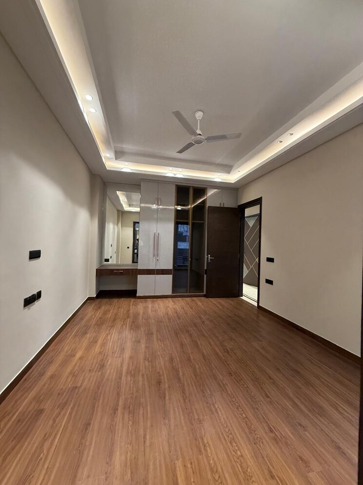 Room, east of kailash 3 Bedroom 220 Sq.Yd. Builder Floor In East Of Kailash Delhi 9397936