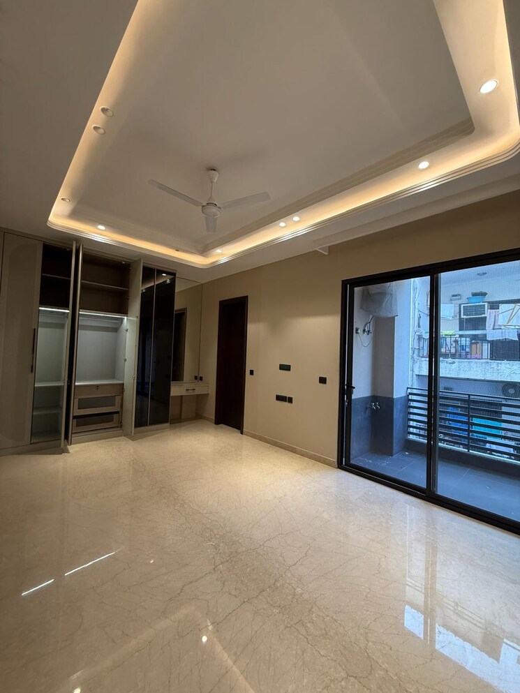 Room, east of kailash 3 Bedroom 220 Sq.Yd. Builder Floor In East Of Kailash Delhi 9397936