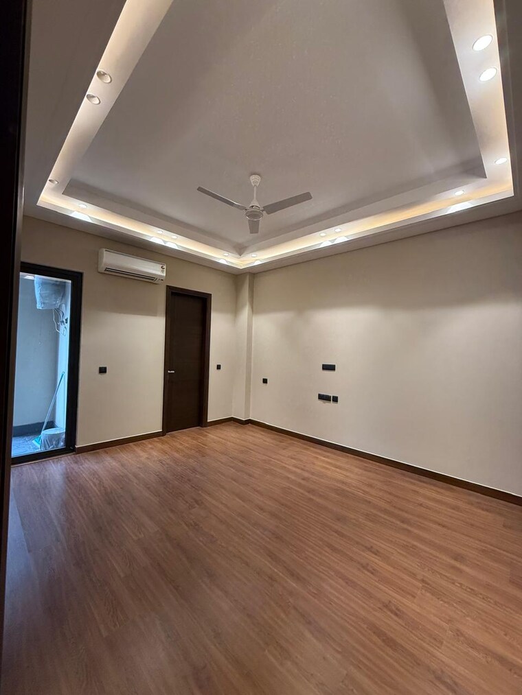 Room, east of kailash 3 Bedroom 220 Sq.Yd. Builder Floor In East Of Kailash Delhi 9397936