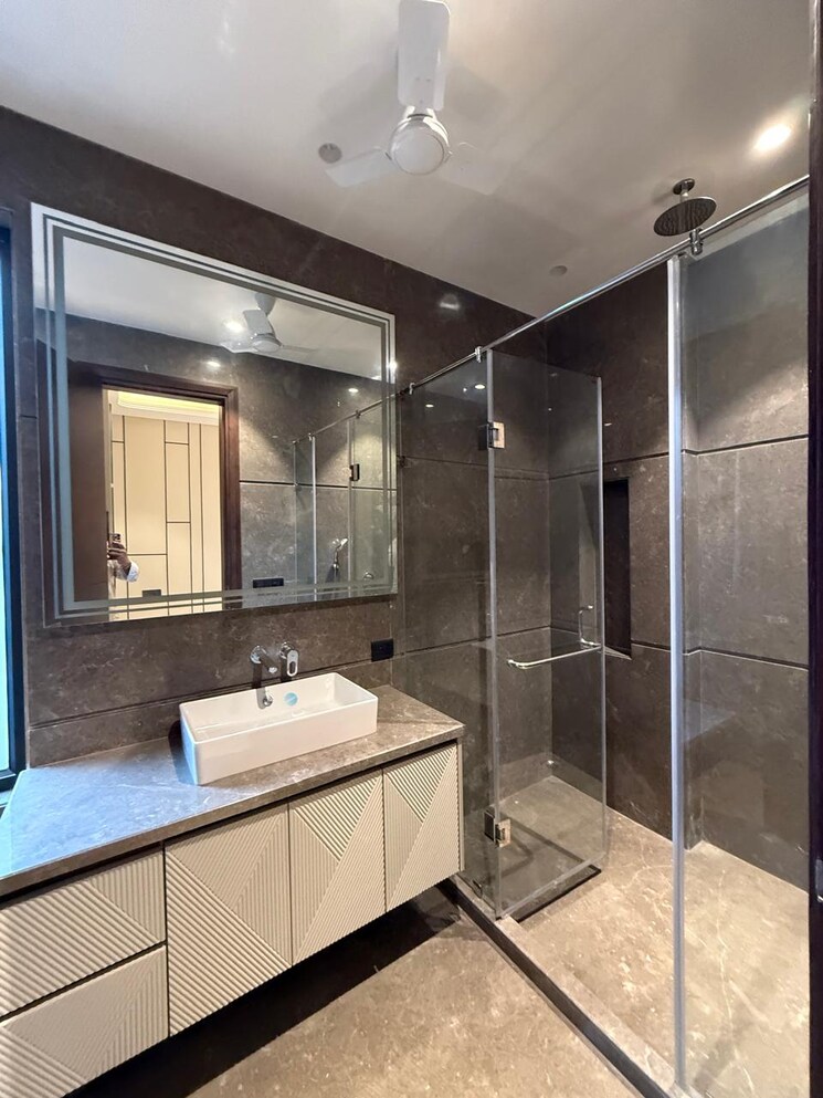 Bathroom, east of kailash 3 Bedroom 220 Sq.Yd. Builder Floor In East Of Kailash Delhi 9397936