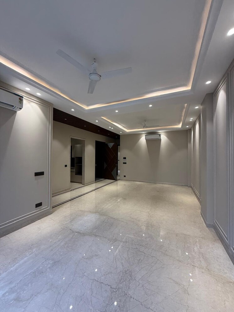 Room, east of kailash 3 Bedroom 220 Sq.Yd. Builder Floor In East Of Kailash Delhi 9397936