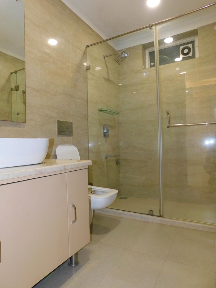 Bathroom, east of kailash 3 Bedroom 220 Sq.Yd. Builder Floor In East Of Kailash Delhi 9397936