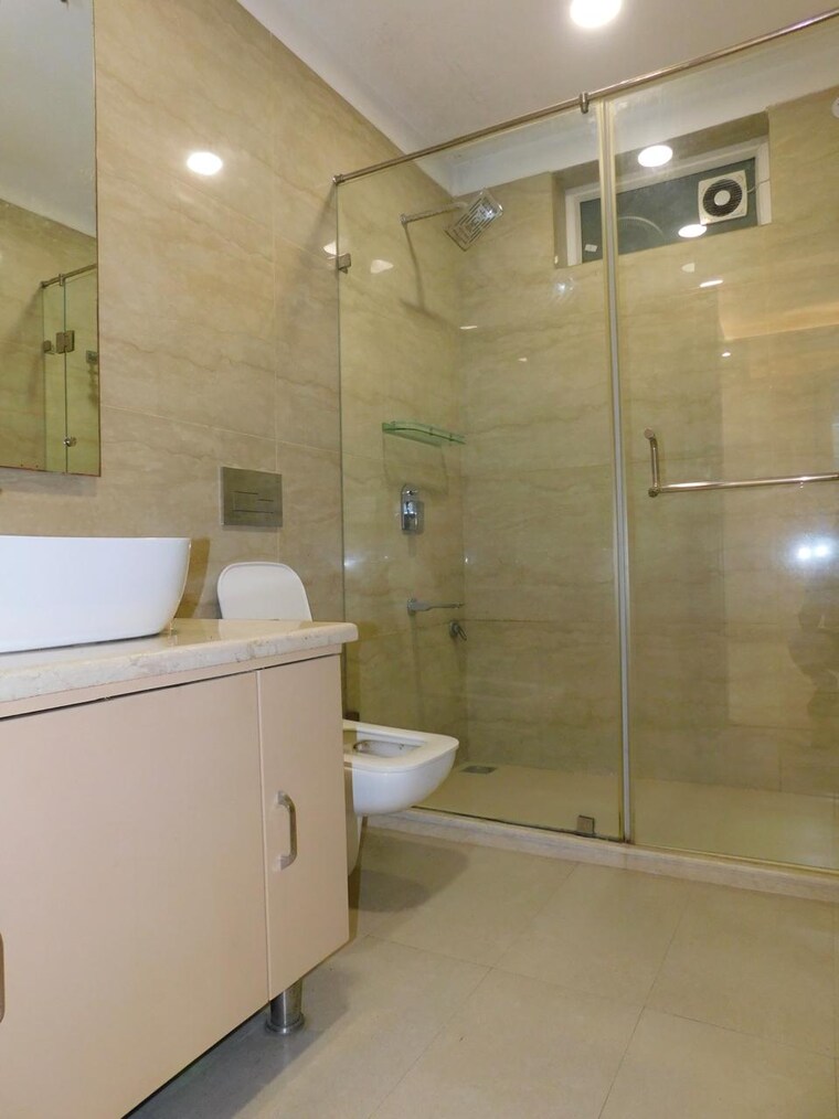 Bathroom, east of kailash 3 Bedroom 220 Sq.Yd. Builder Floor In East Of Kailash Delhi 9397936