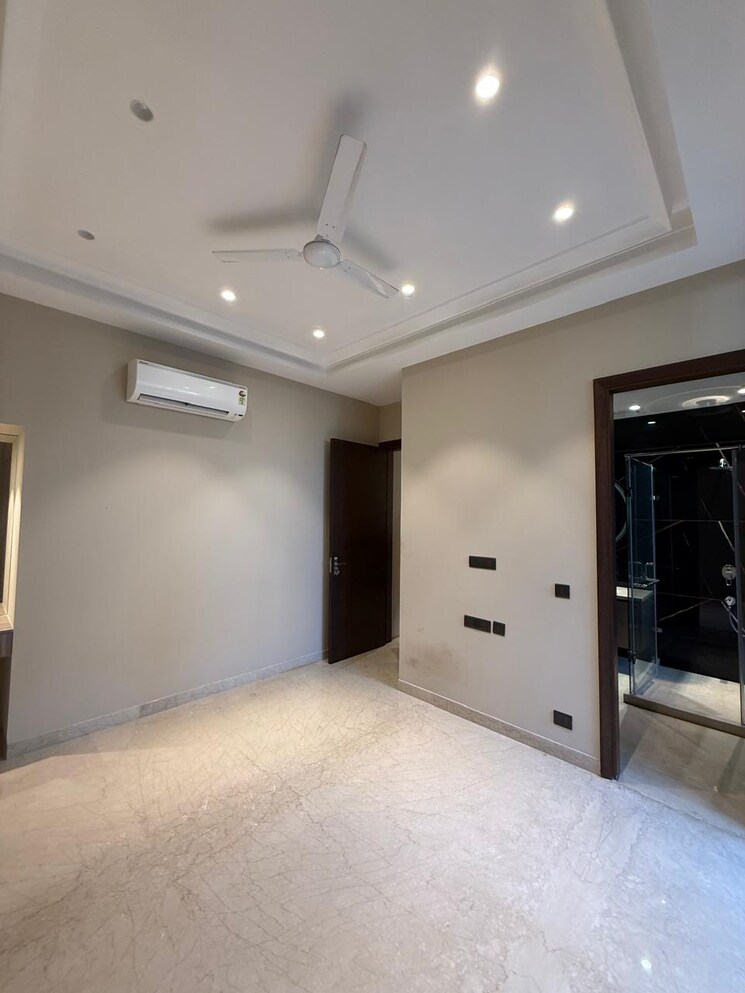 Room, east of kailash 3 Bedroom 220 Sq.Yd. Builder Floor In East Of Kailash Delhi 9397936