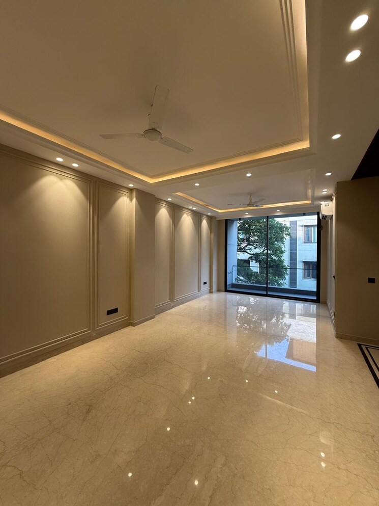 Room, east of kailash 3 Bedroom 220 Sq.Yd. Builder Floor In East Of Kailash Delhi 9397936