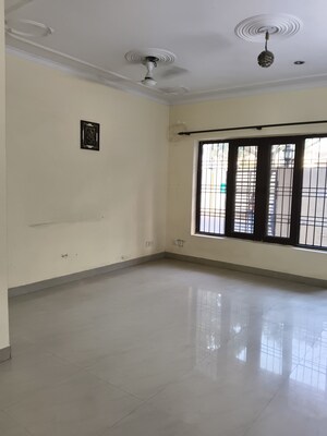 Room in 2 BHK Builder Floor at RWA Apartments Sector 122, Sector 122 – for Rent
