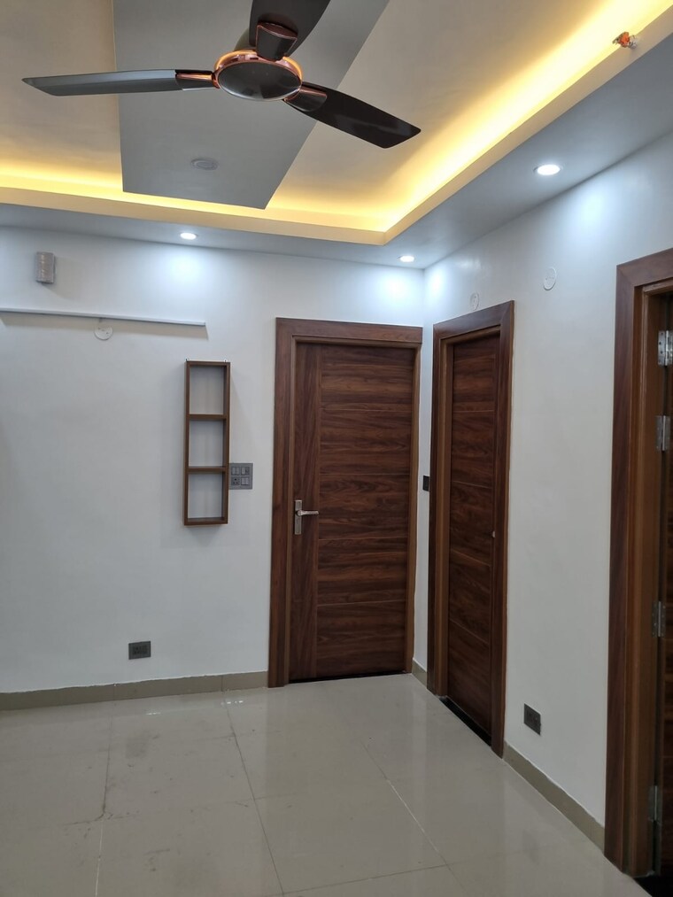 Room, paschim vihar 3 Bedroom 150 Sq.Yd. Builder Floor In Paschim Vihar Delhi 9397995