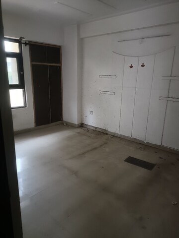 Room in 2 BHK Apartment at Vasundhara Sector 4 – for Rent