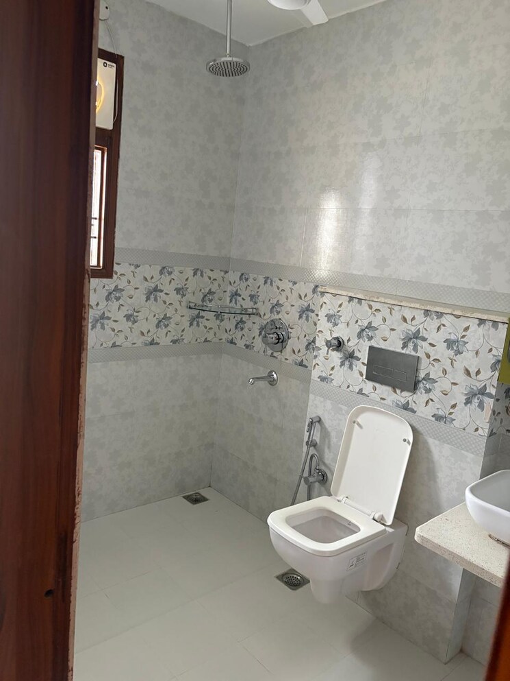 Bathroom, sushant-lok-2 3 Bedroom 200 Sq.Ft. Builder Floor In Sector 57 Gurgaon 9398271
