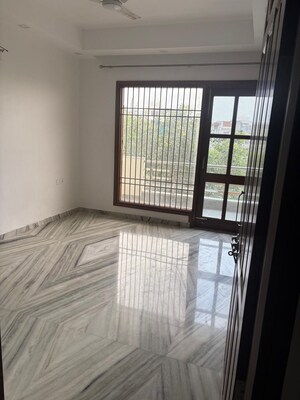Room in 3 BHK Builder Floor at Sushant Lok 2, Sector 57 – for Rent