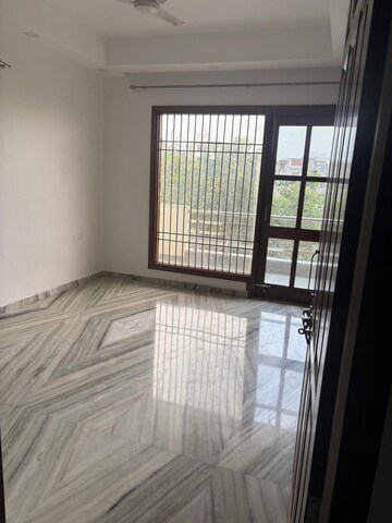 Room in 3 BHK Builder Floor at Sushant Lok 2, Sector 57 – for Rent