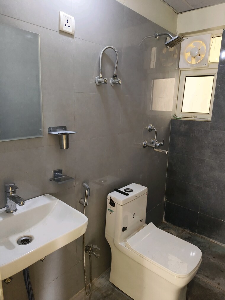 Bathroom, central-park-bellavista-towers 1 Bedroom 1607 Sq.Ft. Apartment In Sector 48 Gurgaon 9398303