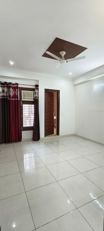 Room in 3 BHK Builder Floor at Sushant Lok 2, Sector 57 – for Rent