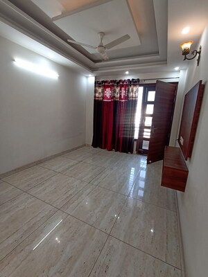 Room in 3 BHK Builder Floor at Sushant Lok 2, Sector 57 – for Rent
