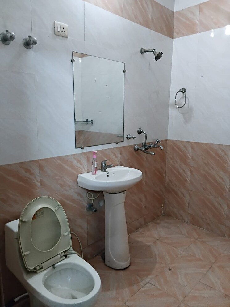 Bathroom, vasundhara sector 10 2 Bedroom 1610 Sq.Ft. Builder Floor In Vasundhara Sector 10 Ghaziabad 9398372