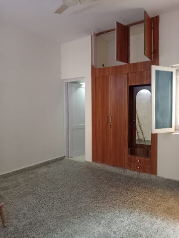 Room in 2 BHK Apartment at Arun Vihar Sector 37, Sector 37 – for Rent