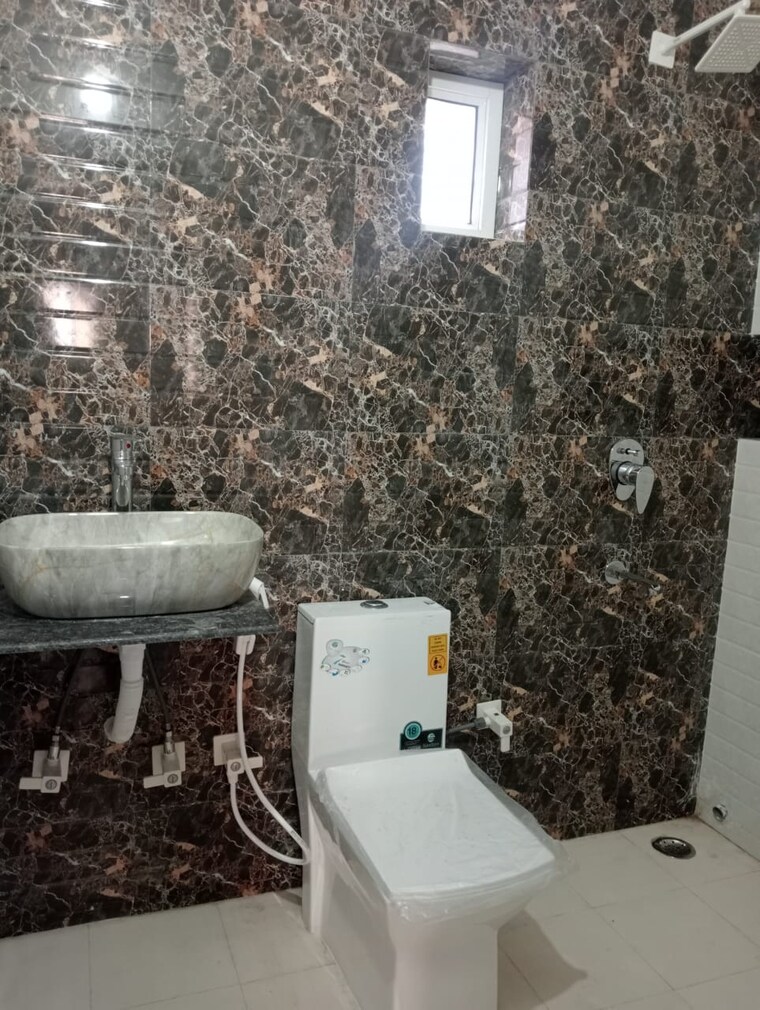 Bathroom, arun-vihar-sector-37 2 Bedroom 1100 Sq.Ft. Apartment In Sector 37 Noida 9398401
