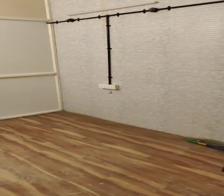 Room, dadar west Commercial Office Space 400 Sq.Ft. In Dadar West Mumbai 9398532