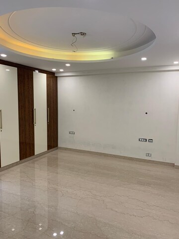 Room in 3.5 BHK Builder Floor at DLF City Phase IV, Dlf Phase iv – for Rent