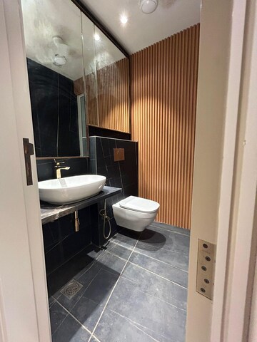 Master Bedroom in 3.5 BHK Builder Floor at DLF City Phase IV, Dlf Phase iv – for Rent