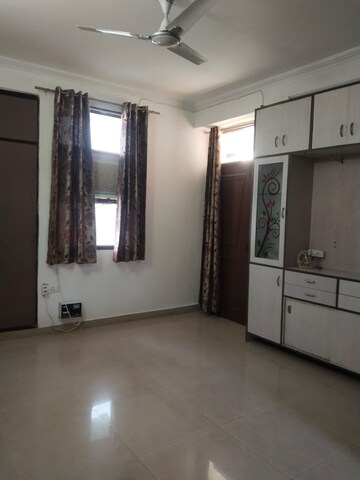 Room in 3.5 BHK Apartment at Sector 12 Dwarka – for Rent