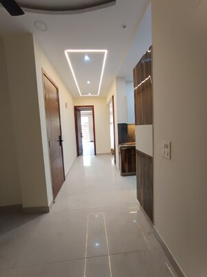 Building Lobby in 4 BHK Builder Floor at DLF City Phase IV, Dlf Phase iv – for Rent