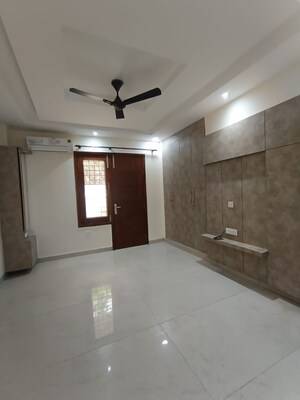 Room in 4 BHK Builder Floor at DLF City Phase IV, Dlf Phase iv – for Rent