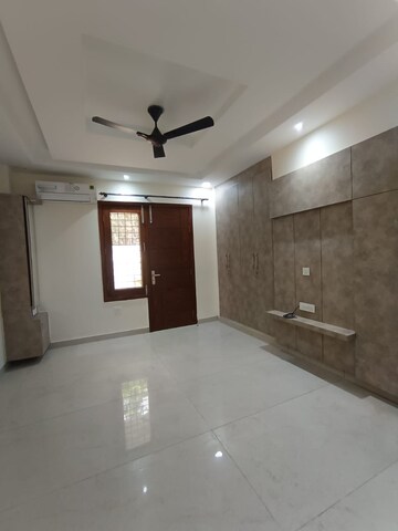 Room in 4 BHK Builder Floor at DLF City Phase IV, Dlf Phase iv – for Rent