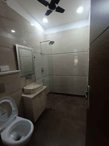 Bathroom in 4 BHK Builder Floor at DLF City Phase IV, Dlf Phase iv – for Rent