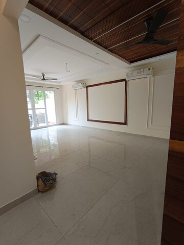 Room in 4 BHK Builder Floor at DLF City Phase IV, Dlf Phase iv – for Rent