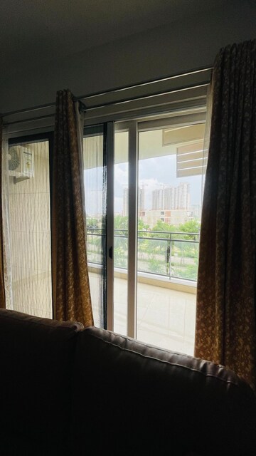 Room in 3 BHK Apartment at Shalimar Belvedere Court, Gomti Nagar – for Rent