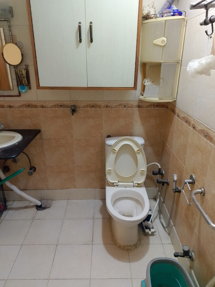 Bathroom, vikas puri 2 Bedroom 1000 Sq.Ft. Apartment In Vikas Puri Delhi 9399117