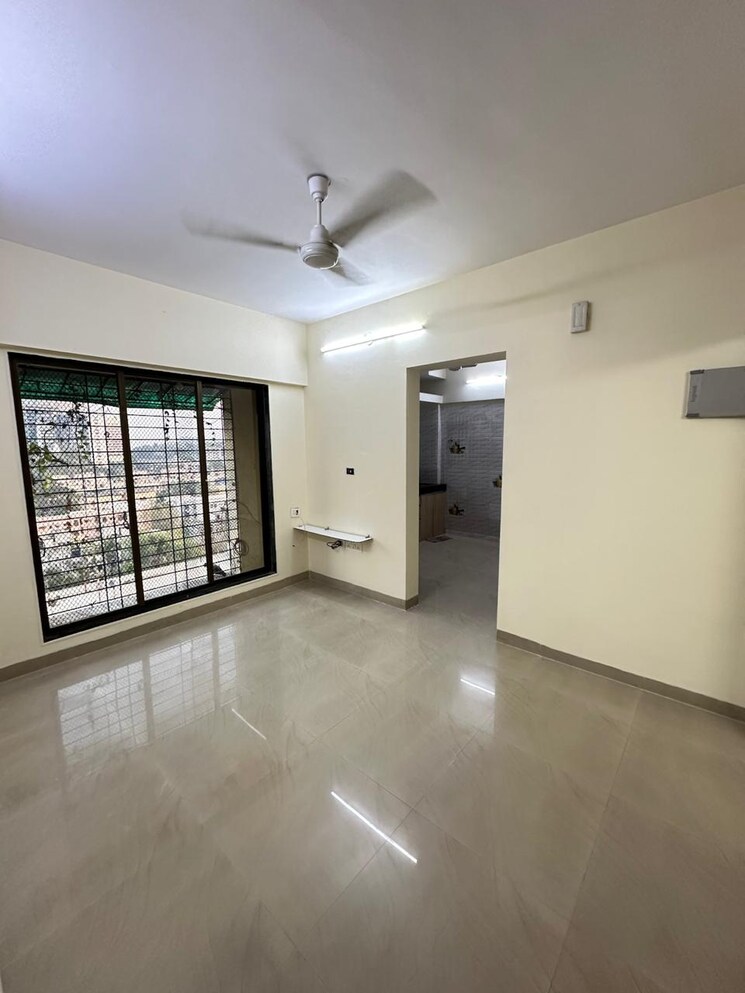 Room, om-chs-sion 1.5 Bedroom 550 Sq.Ft. Apartment In Sion Mumbai 9399148