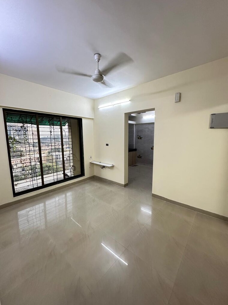 Room, om-chs-sion 1.5 Bedroom 550 Sq.Ft. Apartment In Sion Mumbai 9399148