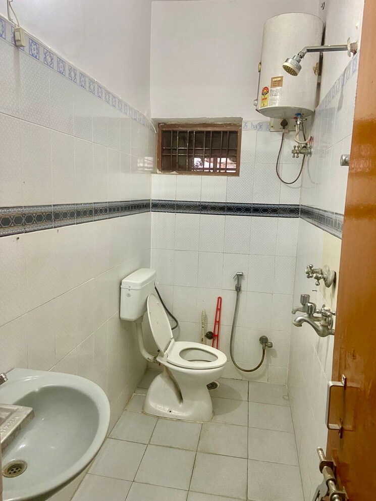 Bathroom, gomti nagar 3 Bedroom 2152 Sq.Ft. Builder Floor In Gomti Nagar Lucknow 9399213