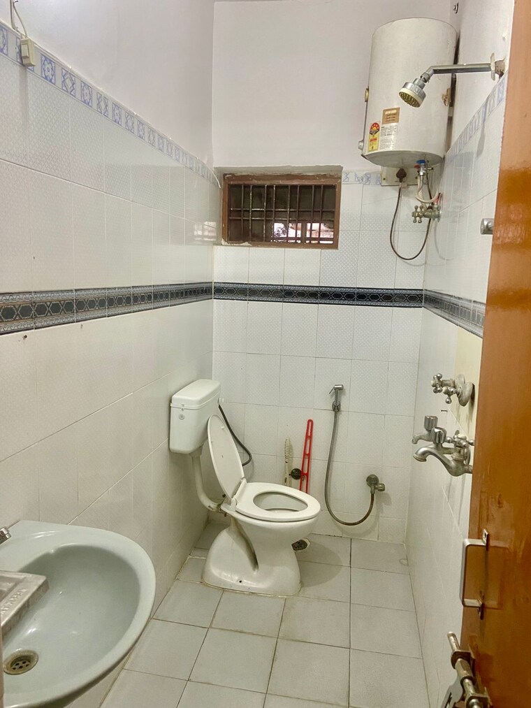 Bathroom, gomti nagar 3 Bedroom 2152 Sq.Ft. Builder Floor In Gomti Nagar Lucknow 9399213