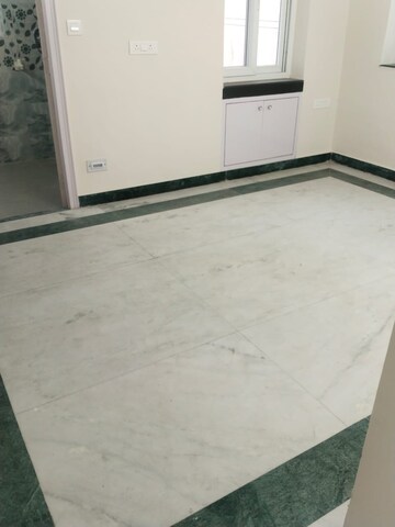 Room in 3 BHK Apartment at Jal Vayu Vihar Noida, Sector 21 – for Sale