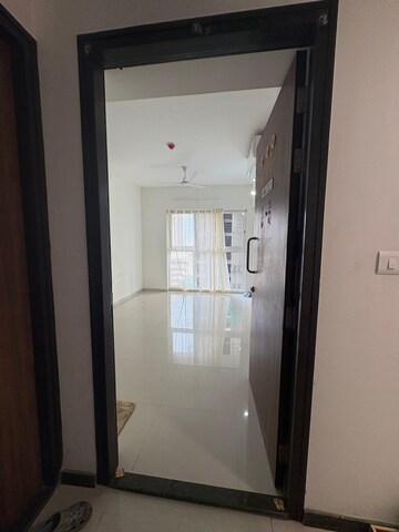 Room in 2 BHK Apartment at Lodha Amara, Kolshet Road – for Rent