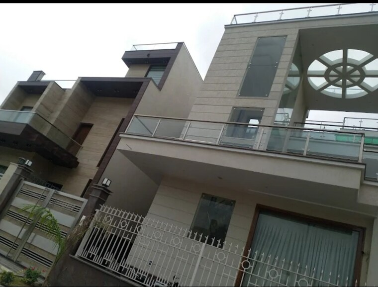 Master Bedroom, dlf-alameda-independent-floors 3 Bedroom 250 Sq.Yd. Builder Floor In Sector 73 Gurgaon 9399450