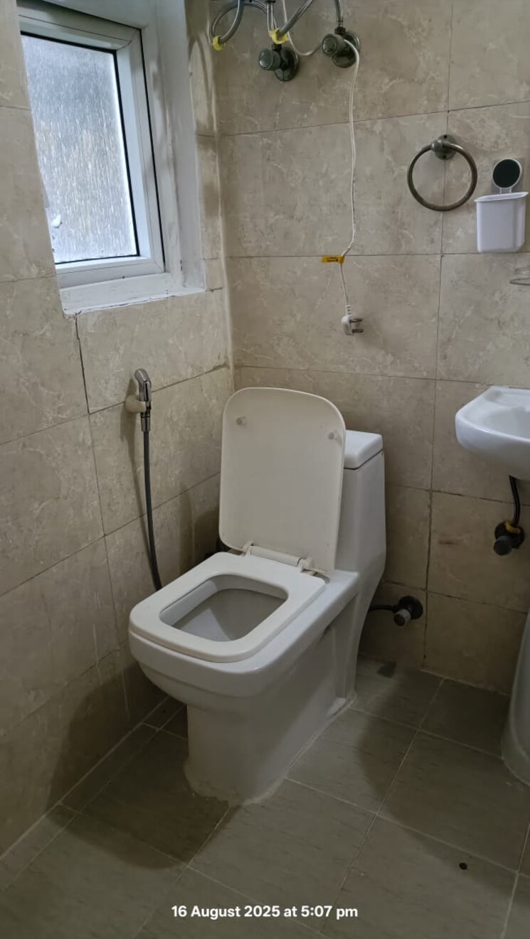 Bathroom, amrapali-princely-estate 1 Bedroom 650 Sq.Ft. Apartment In Sector 76 Noida 9399463