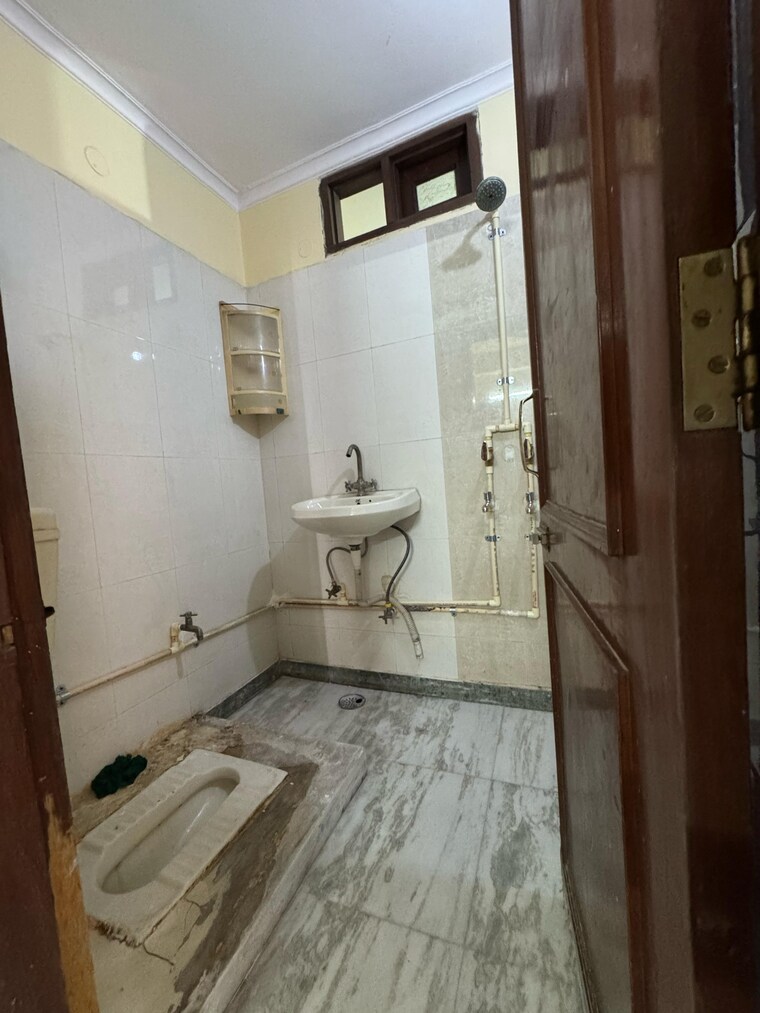 Bathroom, chattarpur 2 Bedroom 900 Sq.Ft. Builder Floor In Chattarpur Delhi 9399500