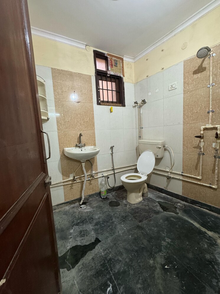 Bathroom, chattarpur 2 Bedroom 900 Sq.Ft. Builder Floor In Chattarpur Delhi 9399500