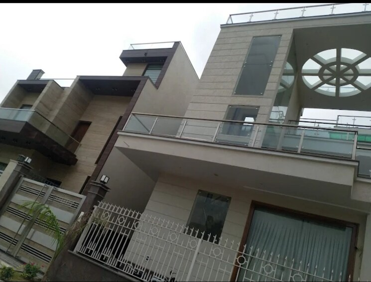 Master Bedroom, dlf-alameda-independent-floors 3 Bedroom 250 Sq.Yd. Builder Floor In Sector 73 Gurgaon 9399470