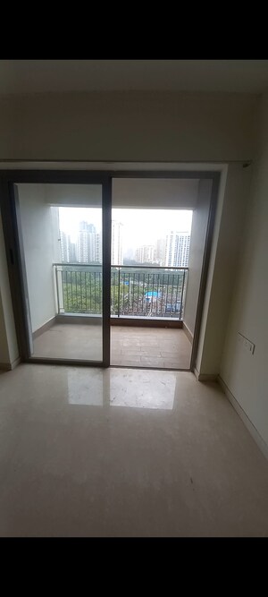 Room in 2 BHK Apartment at Kalpataru Paramount, Kapur Bawdi – for Rent