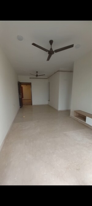 Room in 2 BHK Apartment at Kalpataru Paramount, Kapur Bawdi – for Rent